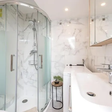 - - Superbe Avec Balcon - Centre - - Lägenhet *