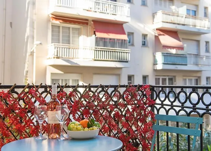- - Superbe Avec Balcon - Centre - - * Nice