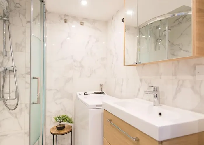 - - Superbe Avec Balcon - Centre - - شقة