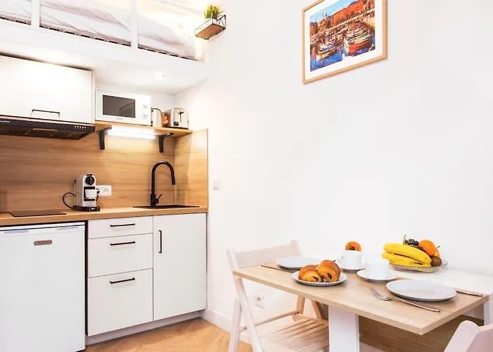 - - Superbe Avec Balcon - Centre - - شقة *