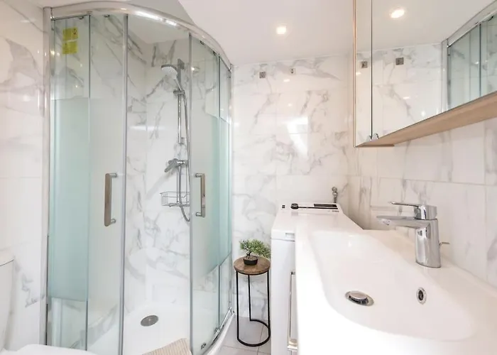 - - Superbe Avec Balcon - Centre - - شقة *