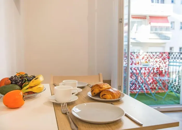 - - Superbe Avec Balcon - Centre - - * Nice